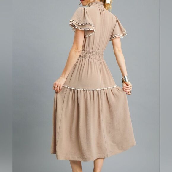 Umgee Tiered Flutter Sleeve Nuetral Tan White Midi Dress Elegant Femme sz Medium - Picture 5 of 6